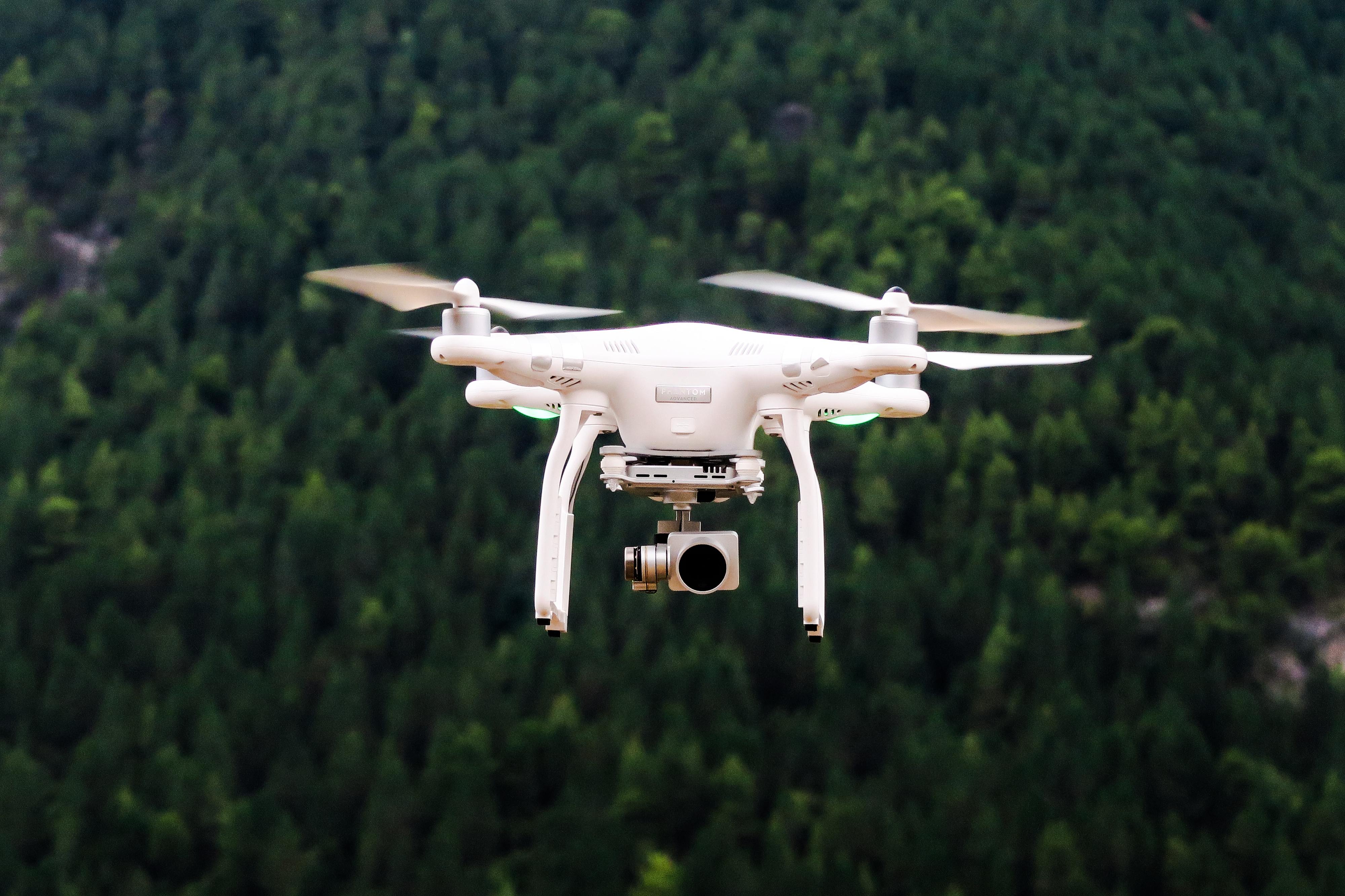 Autoridades vão começar a vigiar-nos com drones e câmaras para garantir que não andamos a passear