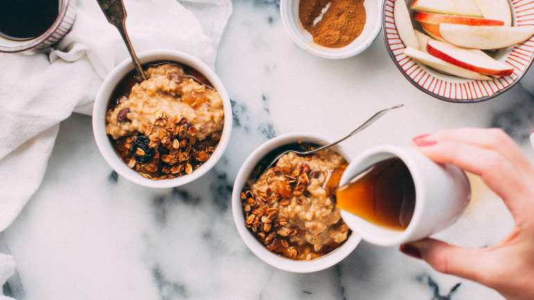 Do pequeno-almoço ao jantar: 5 receitas veganas com toda a proteína de que precisa