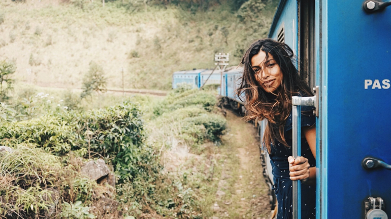 Cláudia Pinto, 26 anos, de comboio, a passar a zona de Ella