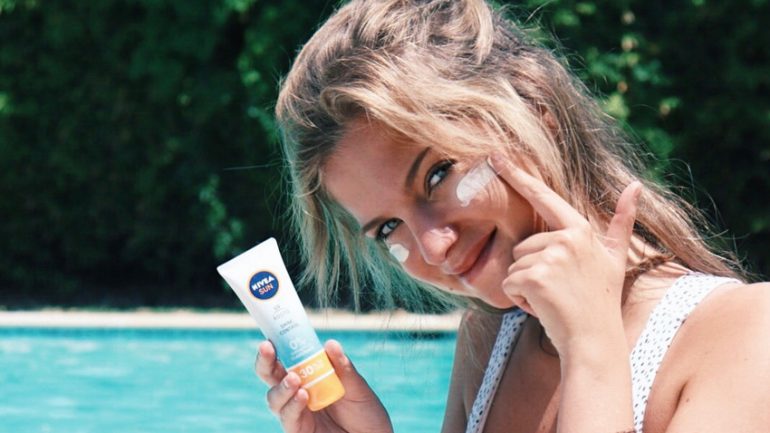 A atriz usa protetor solar com bronzeador