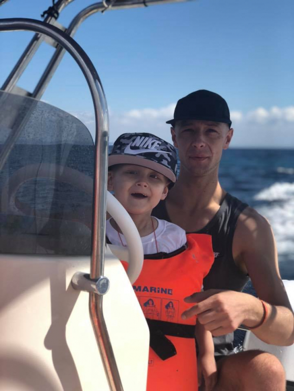 Os pais receberam a notícia de que o filho tinha poucas semanas de vida quando estavam de férias na Grécia