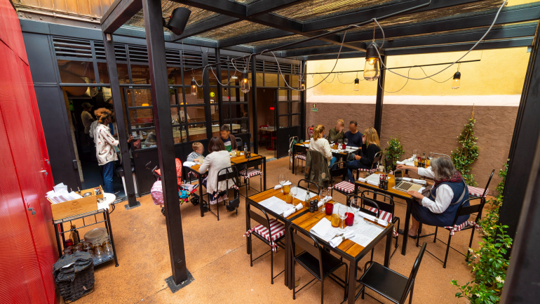 O restaurante conta com uma esplanada e está prestes a ganhar um bar