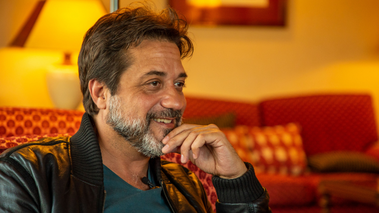 Antes do seu primeiro romance, Enrique estava frustrado e envolveu-me numa rixa num bar que o deixou desfigurado
