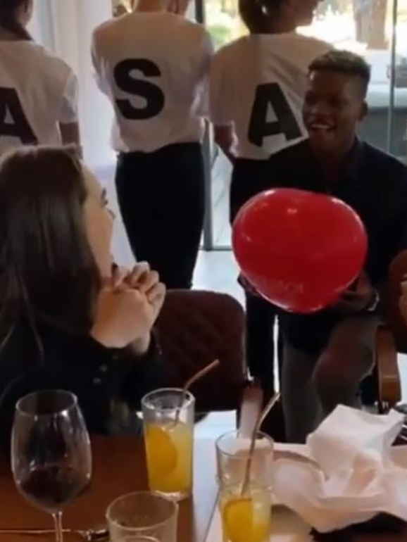 O momento em que o jovem se ajoelha e pede em casamento a namorada 