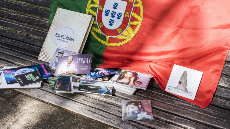 Tiago reúne todos os CD dos vencedores, compra uma T-shirt diferente todos os anos e leva sempre a mesmo a bandeira de Portugal para as finais 
