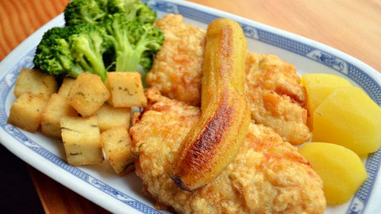 Filetes de peixe espada com banana é uma das especialidades da casa