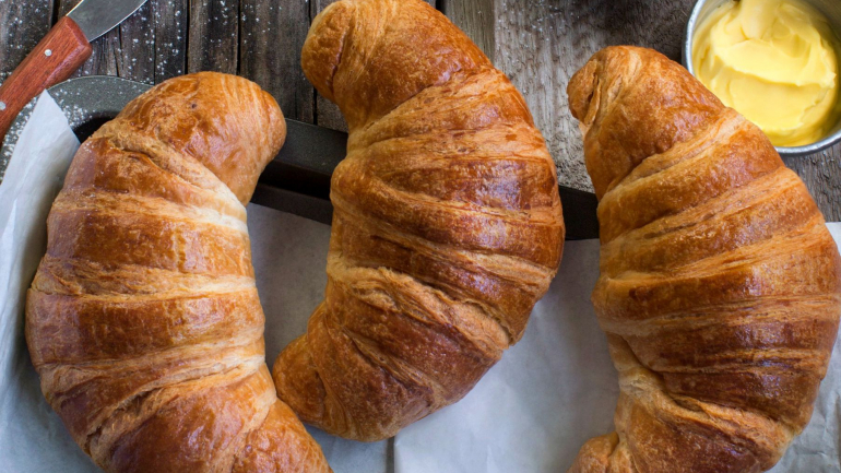 Na compra de um croissant recheado, recebe outro grátis