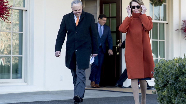 O casaco de Nancy Pilosi não passou despercebido 