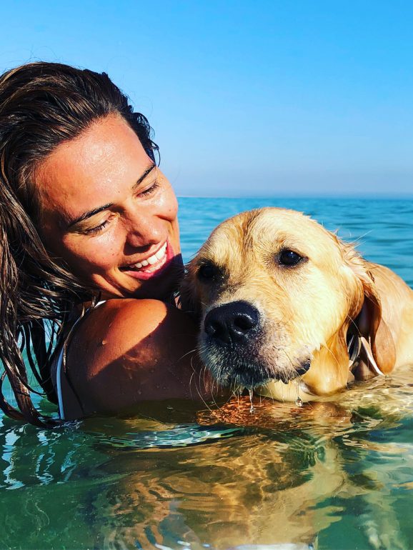 Os cães acompanham Cláudia para todo o lado, até para a praia