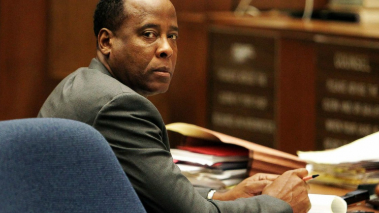 Conrad Murray foi condenado a quatro anos de prisão. Cumpriu dois