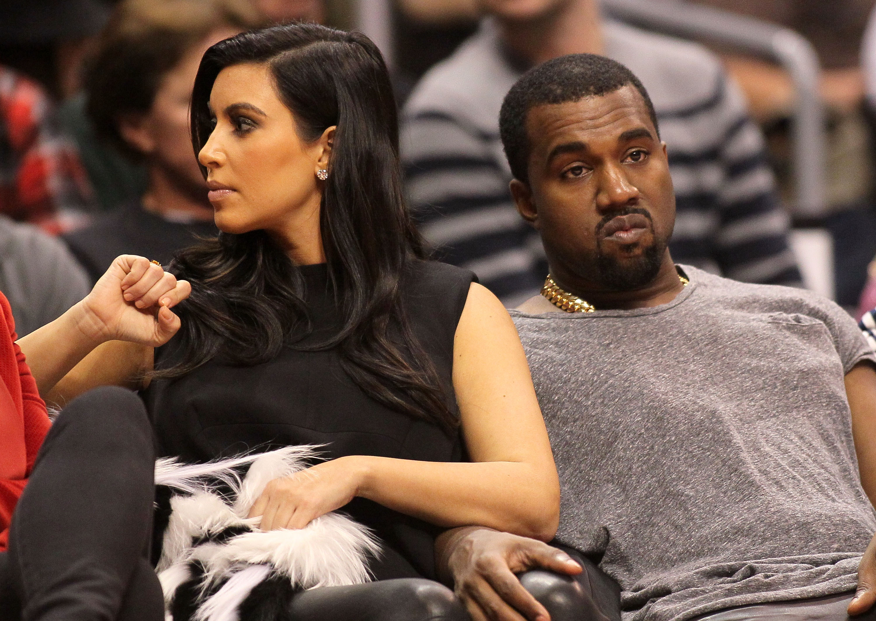 Kim Kardashian volta sozinha para casa e diz que Kanye tem de “bater no fundo” para acordar