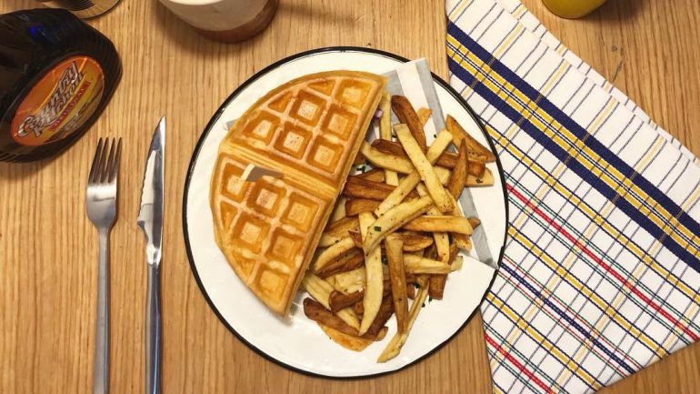 O Chicken Waffle Burger é o prato mais conhecido deste espaço
