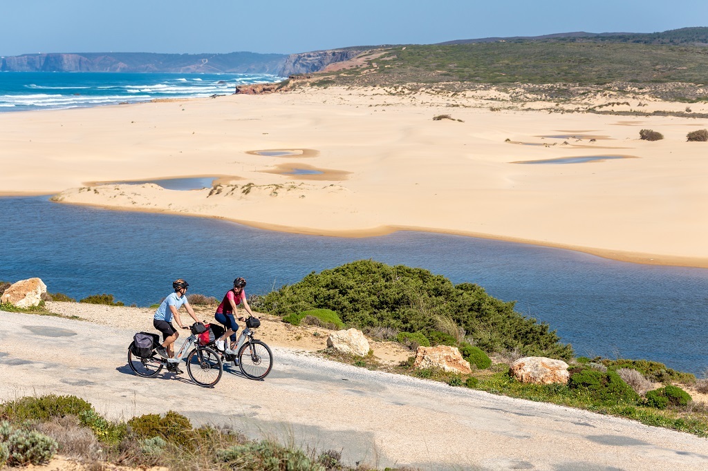 Adira às tendências de viagens para 2021 e percorra o Algarve a pedalar