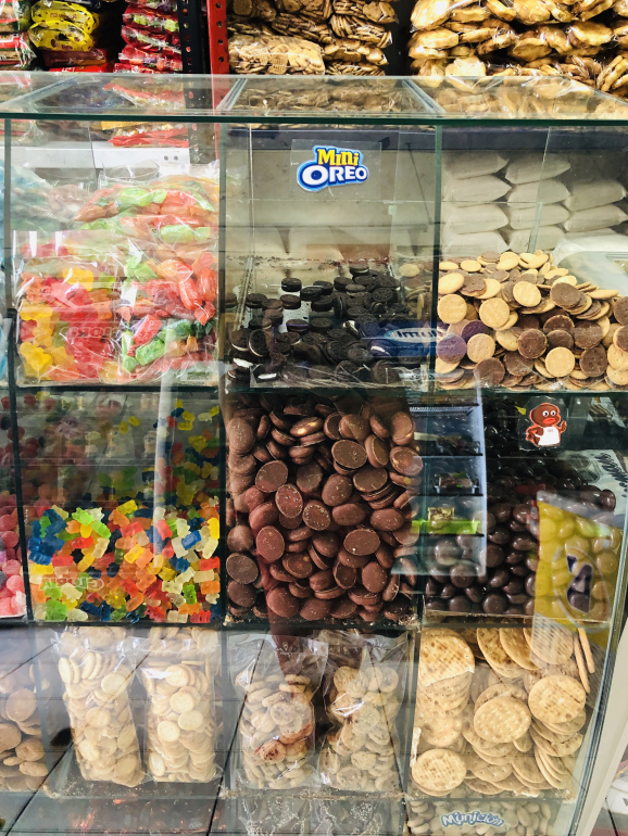 Mini Oreo a Granel. E Conguitos. E bolachas de água e sal. E gomas.