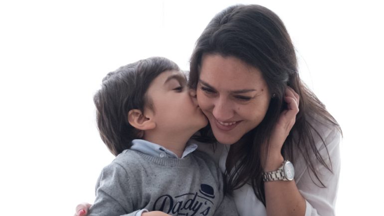 Afonso, de quatro anos, com a mãe Magda Soares, autora do blog 'Macarrons &Purpurinas'
