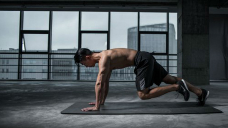 8 exercícios, 30 minutos, 350 calorias. Treino flash para fazer em casa (e estar em forma na passagem de ano)