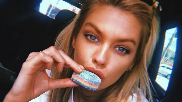 Para Romee Strijd a fruta também constitui um excelente snack 