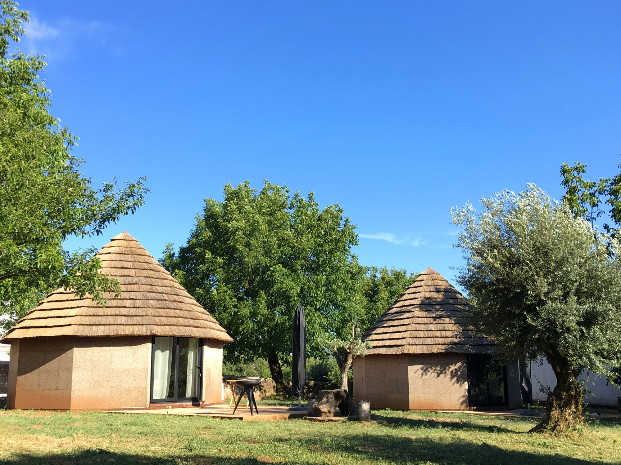 CorkShacks. O novo glamping de luxo em Marvão onde se dorme em estruturas pré-históricas