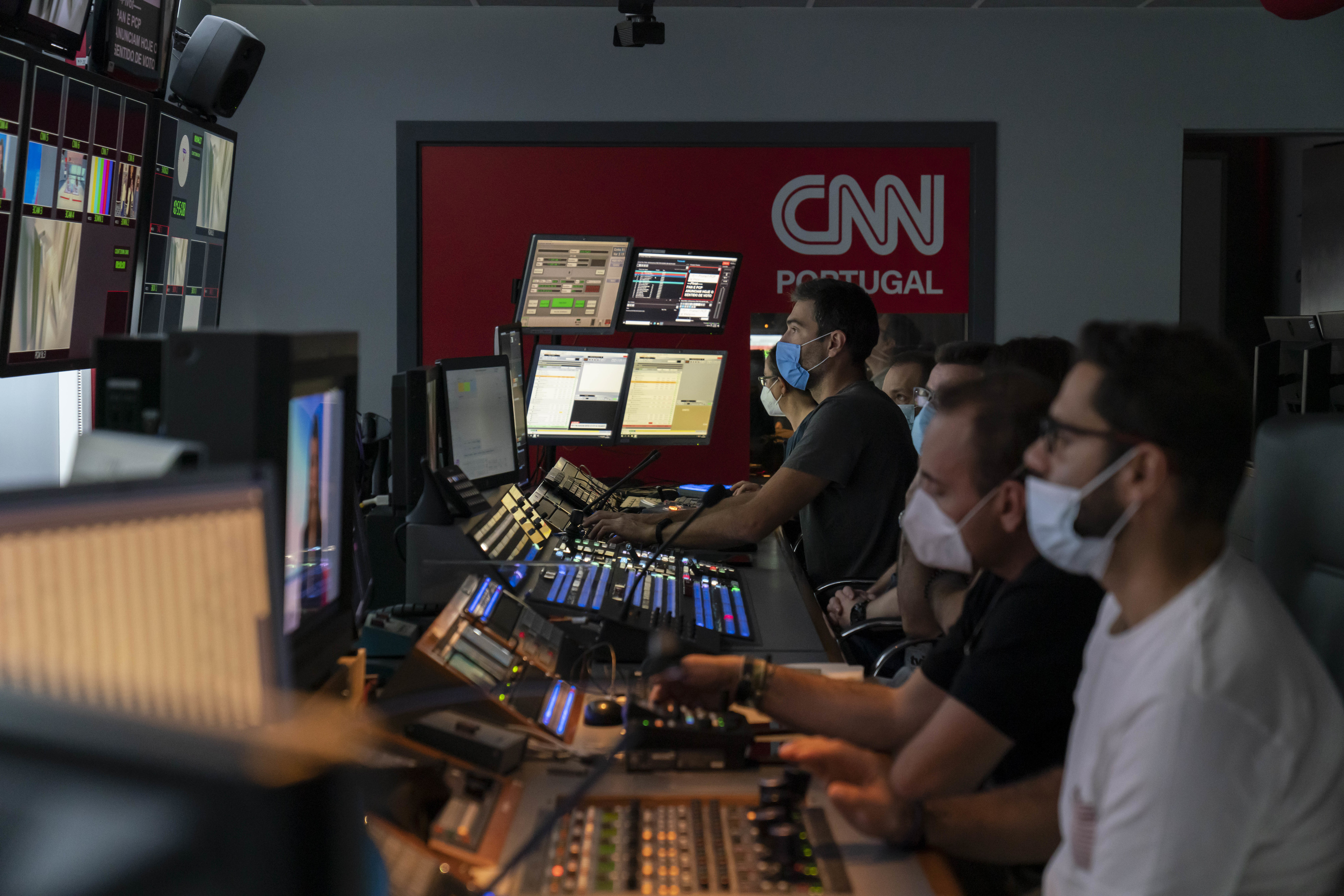 Já se sabe a que horas arranca a emissão da CNN Portugal (e o primeiro rosto pode ser uma grande figura da TV)
