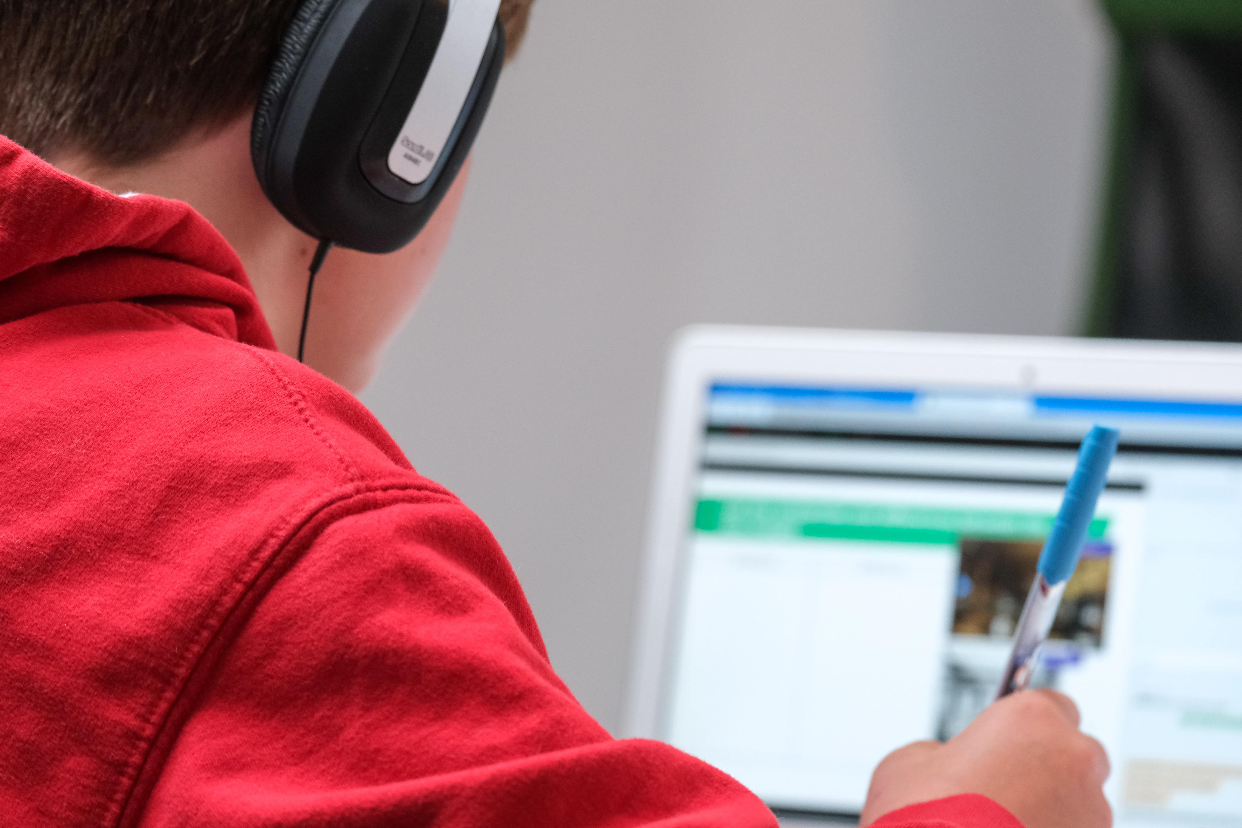 “Estudo em casa” para ensino secundário chega à televisão esta segunda-feira