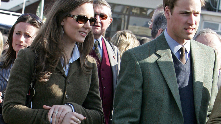 Na fotografia de 2015 vê-se o anel que o Duque de Cambridge terá dado a Kate Middleton nos primeiros anos de namoro 