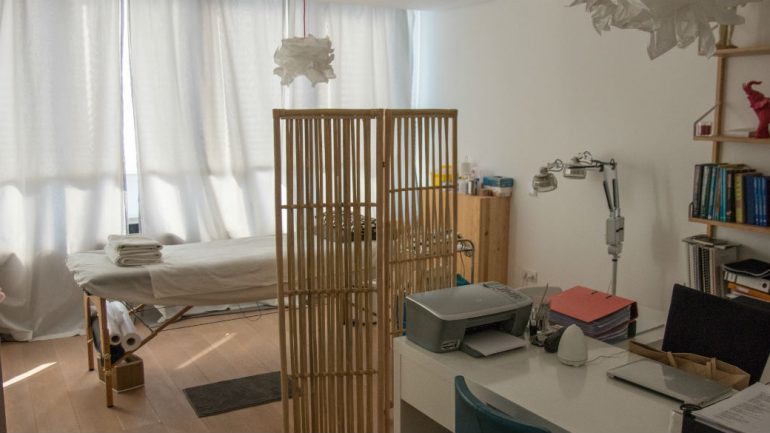 A Clínica Tâmara Castelo fica em Lisboa, no número 4B na Rua Dom Francisco de Sousa Coutinho. Além de vender medicamentos homeopáticos, tem uma área de cafeteira, a Tata Deli. A consulta custa 35€.