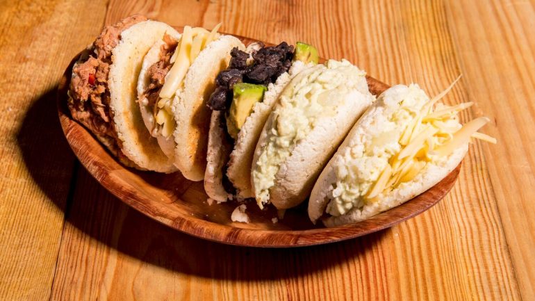 Se não souber qual arepa escolher, saiba que há a opção de degustação com cinco variedades