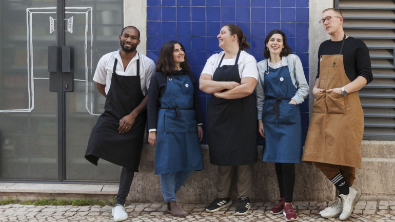 É esta a equipa do Escalfado. Ana (segunda à esquerda) juntou as suas ideias a quem as sabe pôr em prática