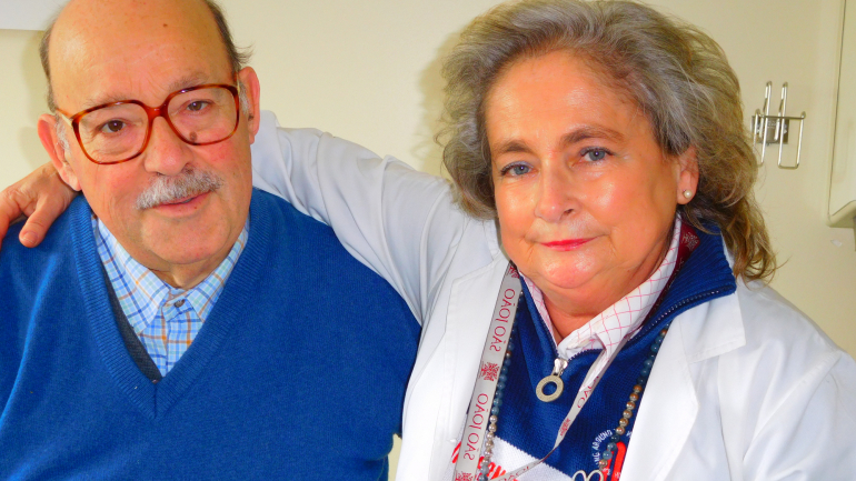Zilda Alarcão (à direita na imagem) tem 67 anos e é enfermeira supervisora aposentada do Hospital de São João