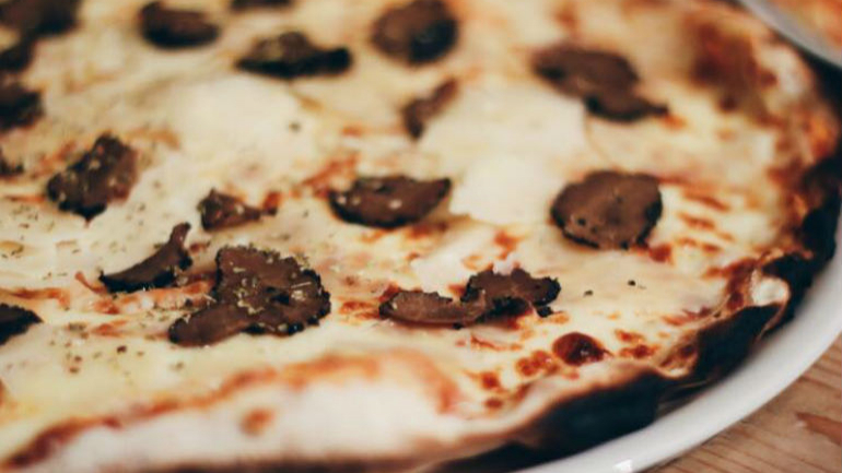 Pizzas cor-de-rosa, com cinco queijos ou de chilli com carne. As 10 pizzas mais originais de Lisboa e Porto