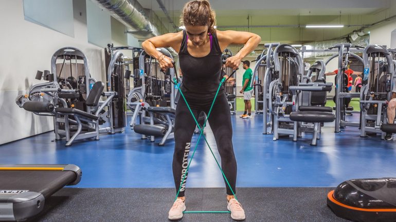 O treino usa elásticos e kettlebels como acessórios complementares