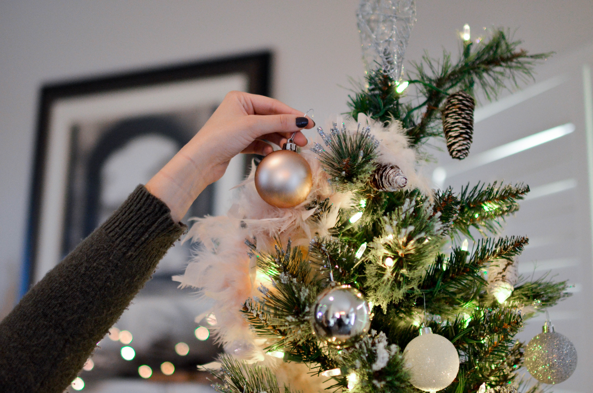 Tem a certeza de que sabe pendurar as luzes de Natal na árvore? É capaz de estar a fazer asneira…