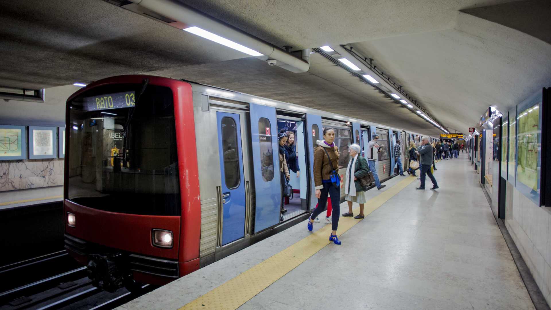 Metro de Lisboa renova bancos das carruagens com novo material “amigo do ambiente”
