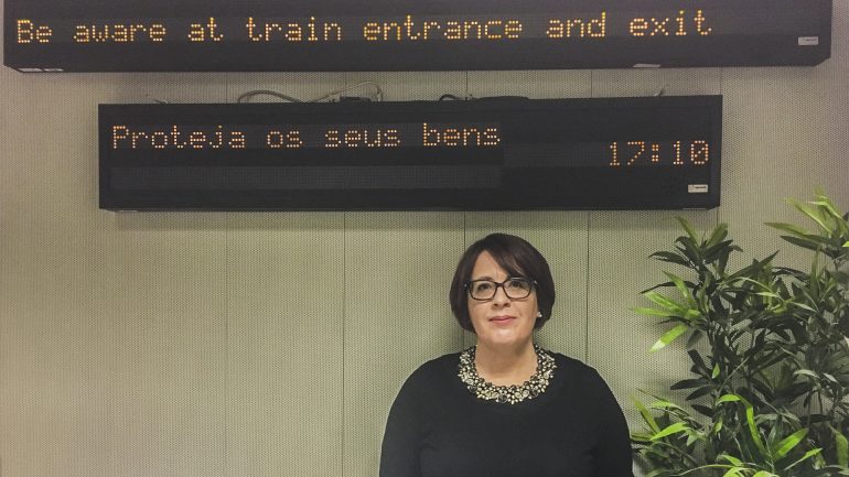 Helena Lopes tem 50 anos e há 22 que é uma das vozes do Metro de Lisboa
