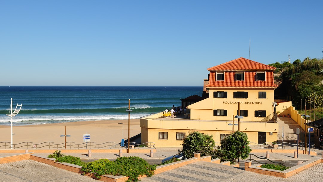 Ficar alojado perto da praia sem gastar um balúrdio? O segredo são as Pousadas da Juventude