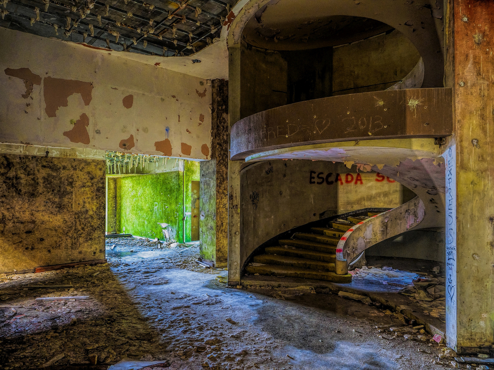 Foi o Hotel do Ano de 1989, hoje é um local fantasma nos Açores