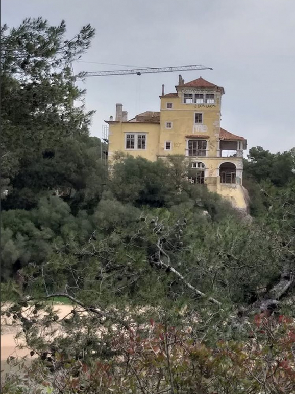 A grua junto ao Palácio da Comenda indicava que tinham começado trabalhos de recuperação do imóvel