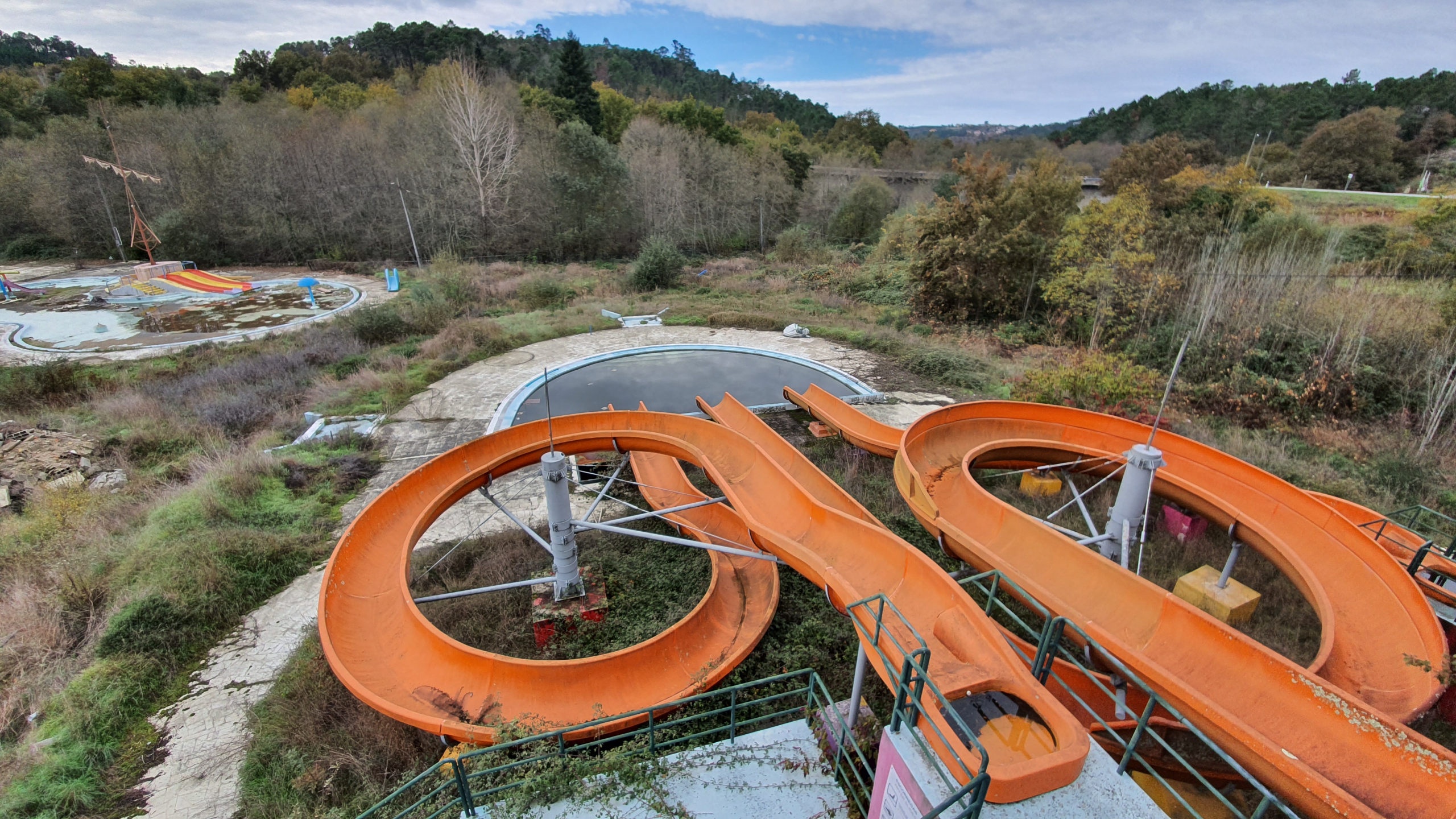 O Parque Aquático do Almargem continua fechado, mas proprietário nega abandono