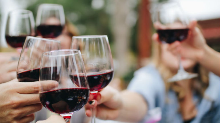 Beber uma garrafa de vinho por semana é tão mau como fumar dez cigarros