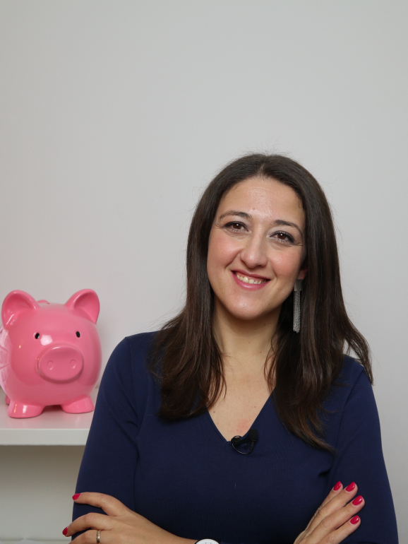 Bárbara Barroso é especialista em finanças pessoais, coach financeira e empresária. Fundadora do MoneyLab, foi eleita pelo Canal História a Nº1 na área das Finanças em Portugal. 