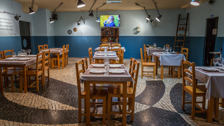 O restaurante Café Central abriu há cinco anos. Foi Domingas, 47, que ofereceu o negócio a Diogo, o filho de 25.