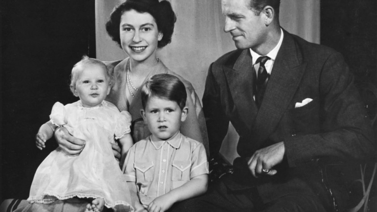 Foto de família tirada no dia da coroação da Rainha Isabel II