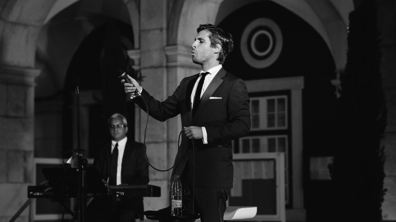João Mendonza é tenor e fundador do projeto Passione 