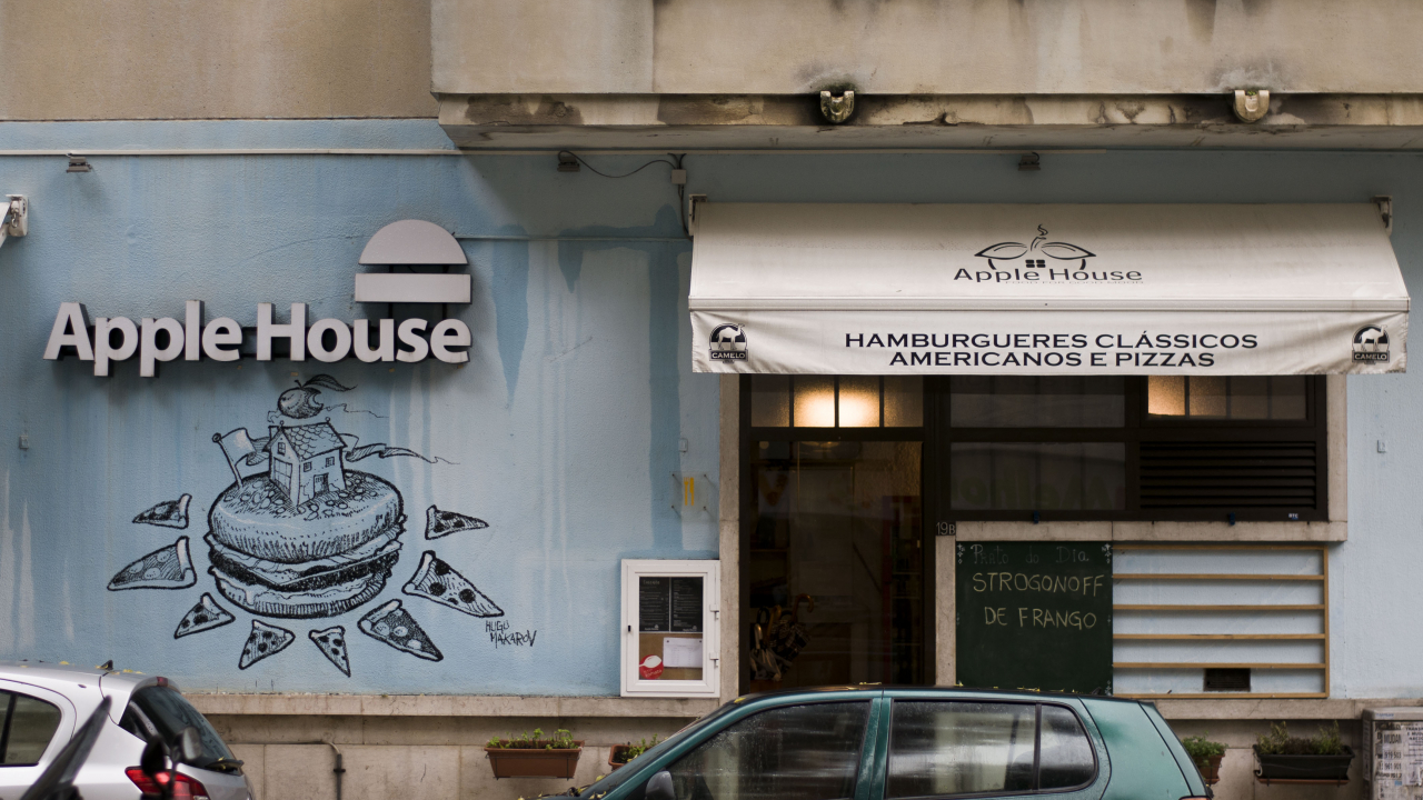 Ljubomir convidou Hugo Makarov, designer e tatuador, para fazer uma pintura na fachada do restaurante