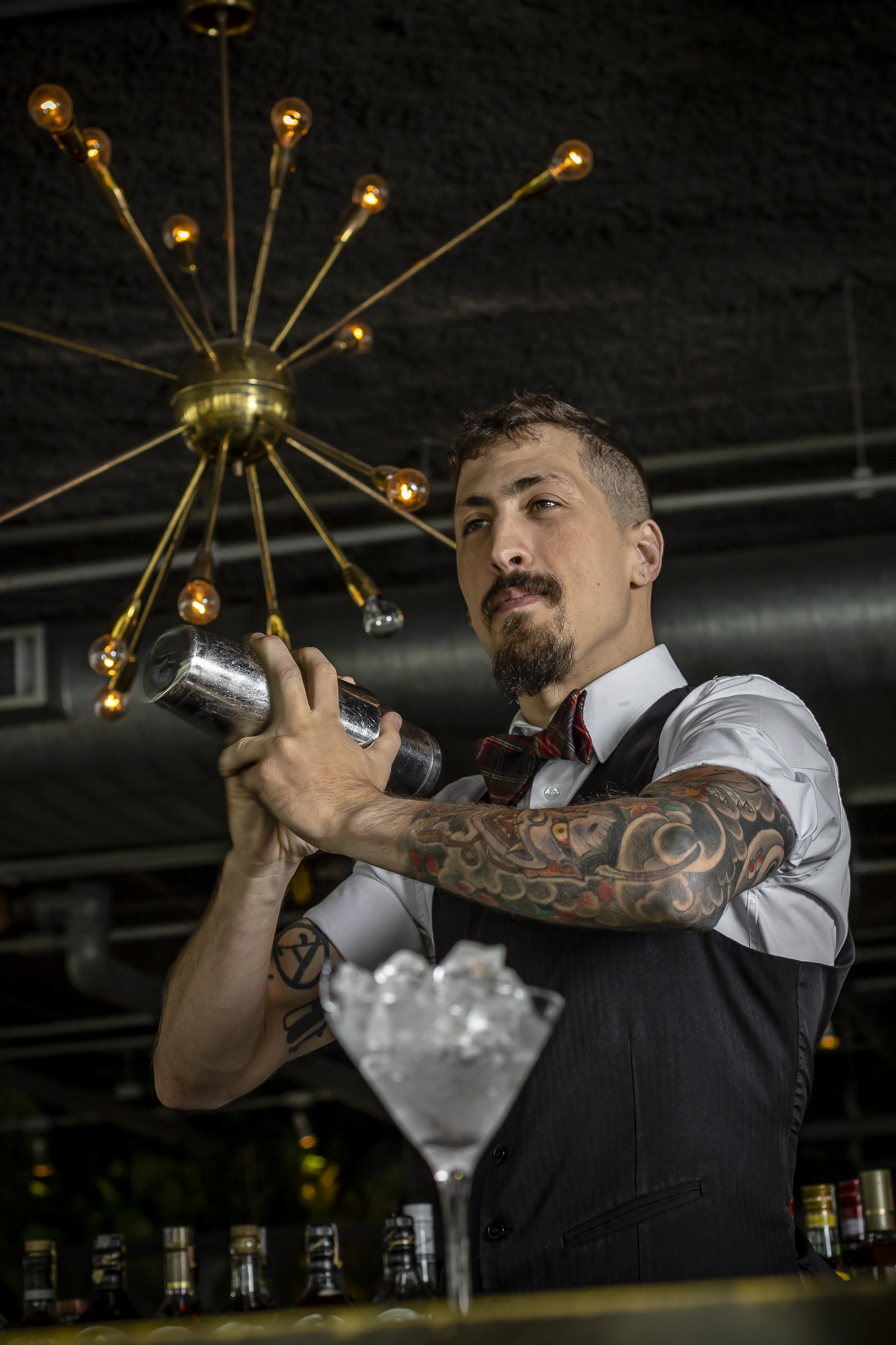 Acabaram-se os gins tónicos simples. Aprenda a fazer cocktails instagramáveis com o bartender do Seen
