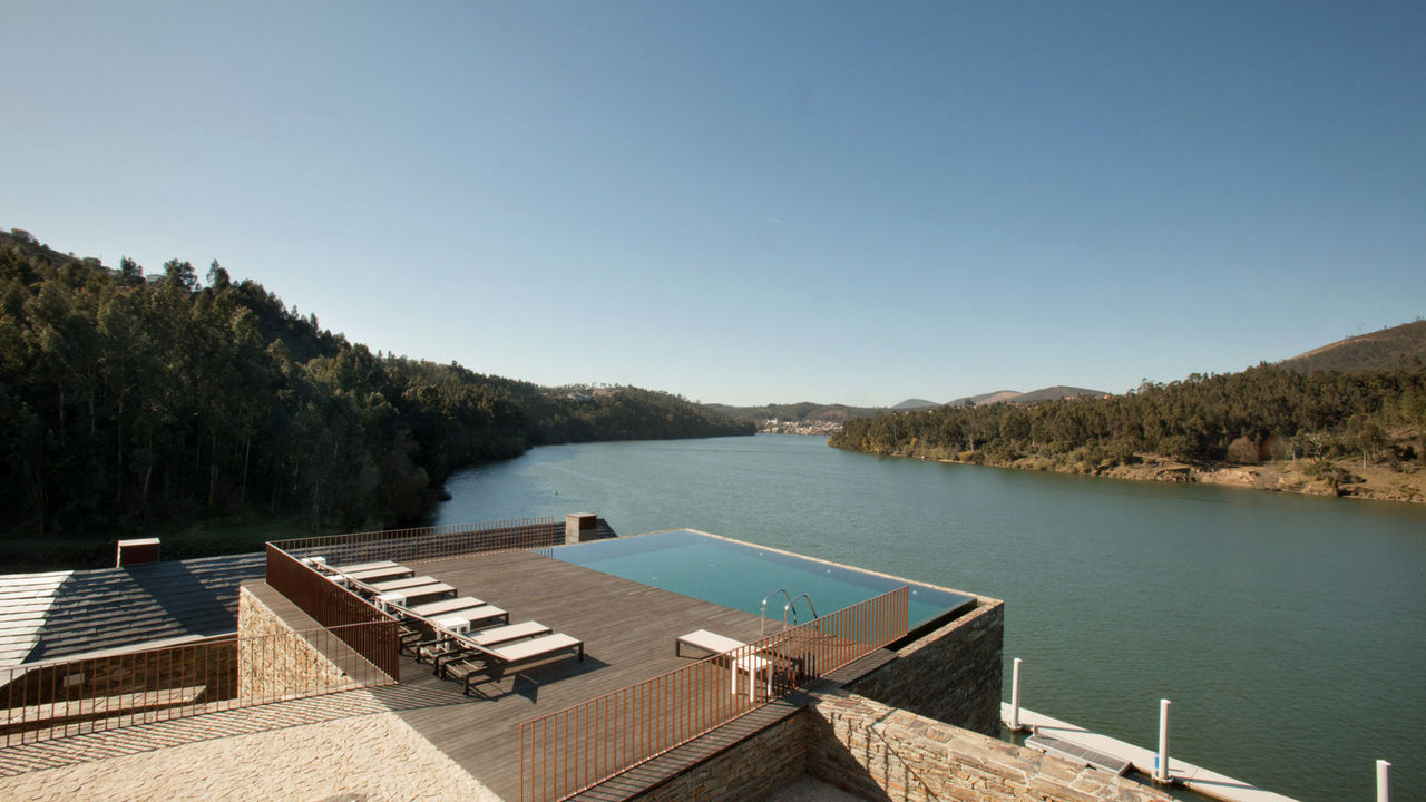 Crítica. Deem-nos a piscina do Douro41 e somos felizes para sempre