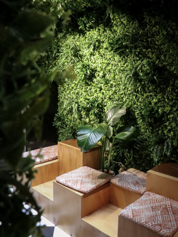 A entrada do restaurante faz logo alusão às referências exóticas que o resto do espaço segue