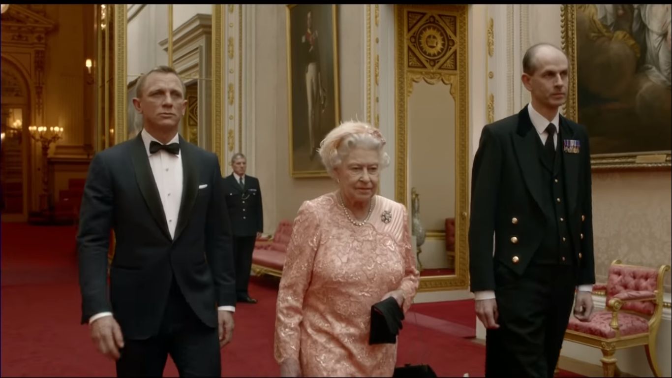 “Boa noite, Sr. Bond”. Isabel II quebrou o protocolo, mas fez questão de se despedir assim de James Bond
