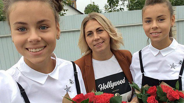 Masha e Dasha com a mãe, Natalia, antes da anorexia