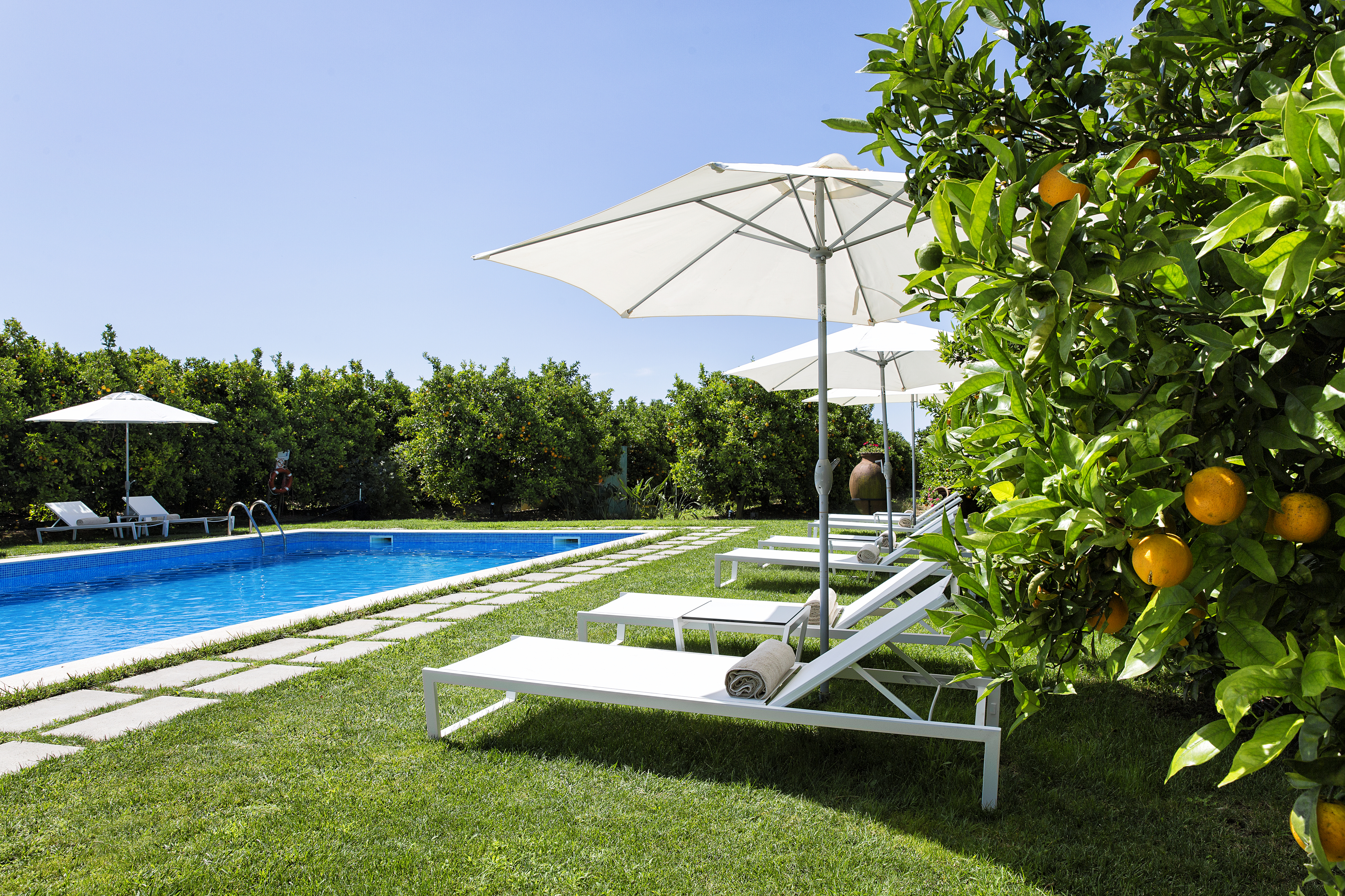 A piscina de água salgada faz parte do paraíso que é a Quinta dos Perfumes (mesmo no caos algarvio)